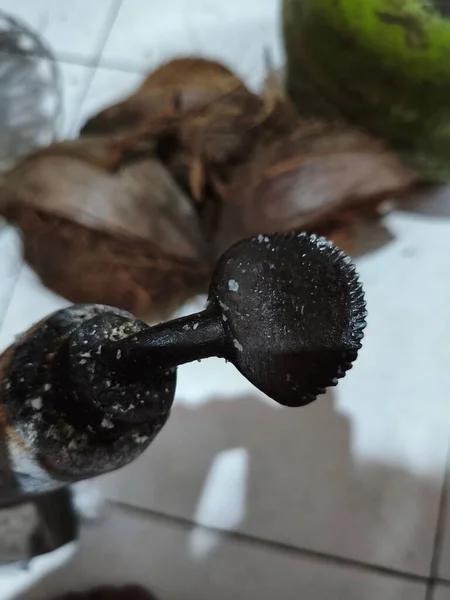 Bir bardak suya yaklaş.