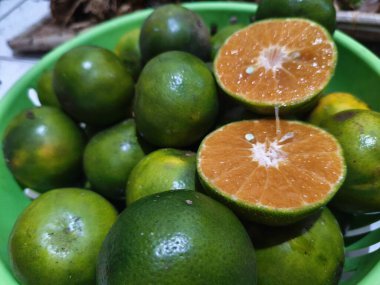 Taze yeşil meyve ve sebzeler beyaz arka planda