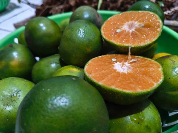 yeşil meyve ve portakal dilimleri