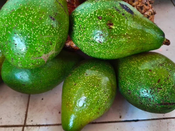 Yapraklı ve sebzeli taze yeşil avokado