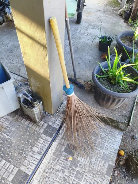 Bir sokaktaki temizlik araçlarının ve temizlik araçlarının yakın plan görüntüsü