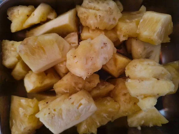 Bir kasede muz ve ananas dilimleri