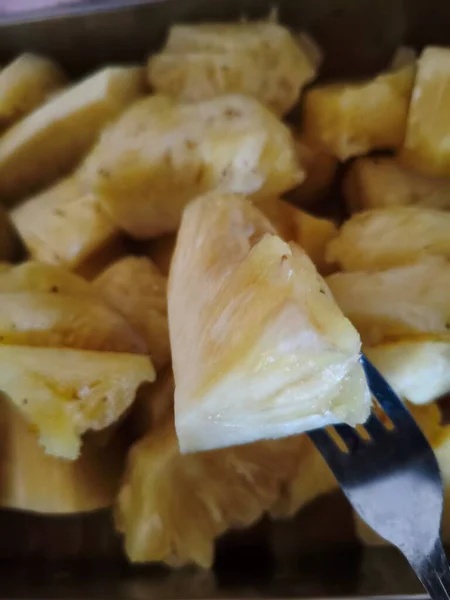 Kutunun üstünde ananas parçaları var.