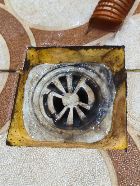 Eski paslı, saplı metal bir boru.