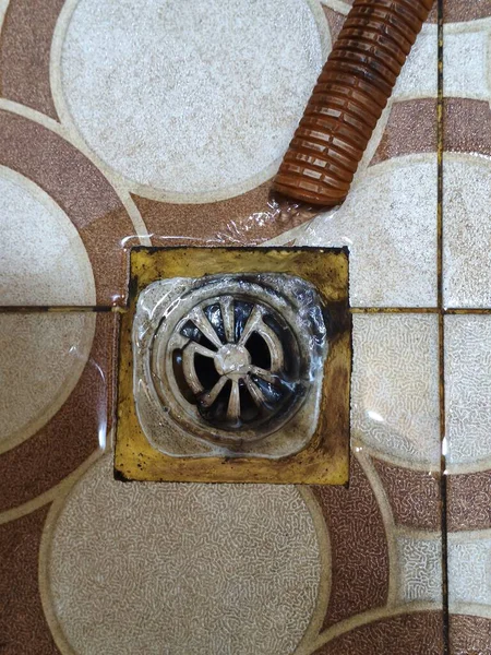 Masadaki eski metal boru.