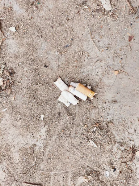 Sigara ve sigara küllüğü sokakta.