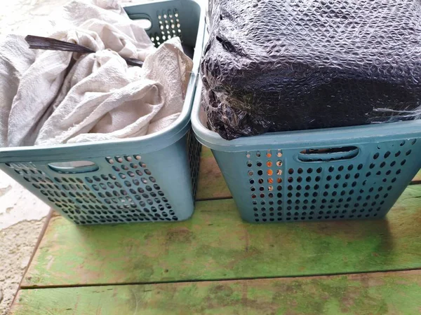 bir sepette öge ve paket koleksiyonu