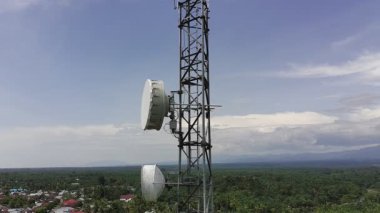 Gün boyunca sinyal vericisi kulesi