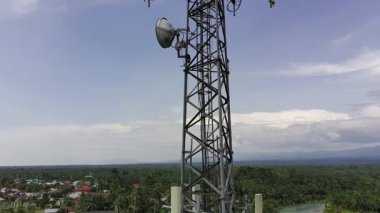 Gün boyunca sinyal vericisi kulesi