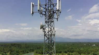 Gün boyunca sinyal vericisi kulesi