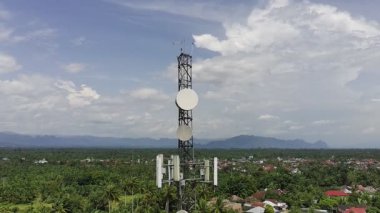 Gün boyunca sinyal vericisi kulesi