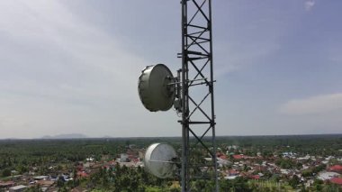 Gün boyunca sinyal vericisi kulesi