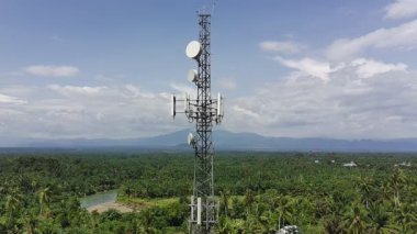 Gün boyunca sinyal vericisi kulesi