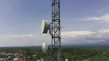 Gün boyunca sinyal vericisi kulesi