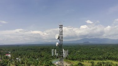 Gün boyunca sinyal vericisi kulesi