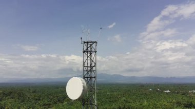 Gün boyunca sinyal vericisi kulesi