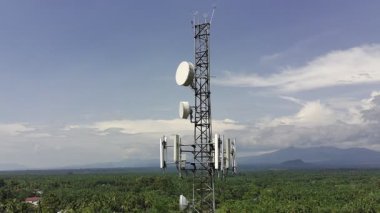 Gün boyunca sinyal vericisi kulesi