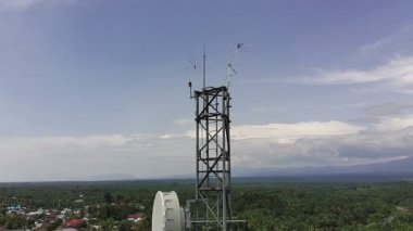Gün boyunca sinyal vericisi kulesi