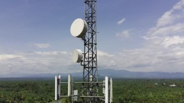 Gün boyunca sinyal vericisi kulesi