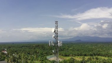 Gün boyunca sinyal vericisi kulesi