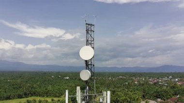 Gün boyunca sinyal vericisi kulesi