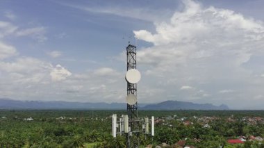 Gün boyunca sinyal vericisi kulesi