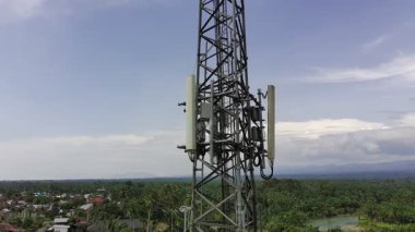 Gün boyunca sinyal vericisi kulesi