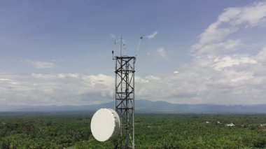 Gün boyunca sinyal vericisi kulesi