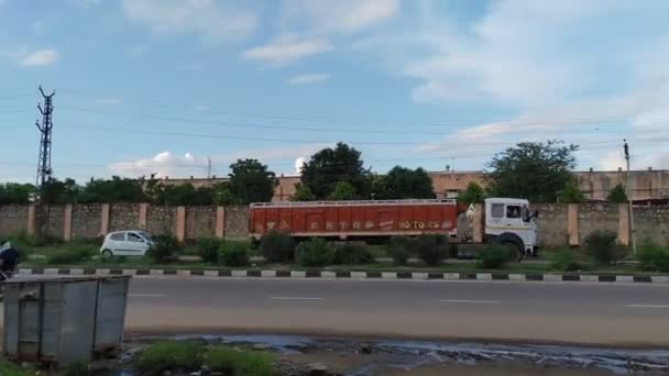 2020年10月20日インド ジャイプール州レエンガス州 伝統的なインドの装飾トラックが州道ジャイプールで運転 — ストック動画