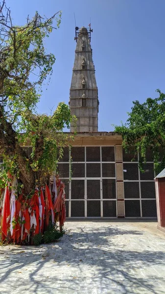 Octubre 2020 Reengus Jaipur India Antiguo Templo Hindú Con Banderas — Foto de Stock