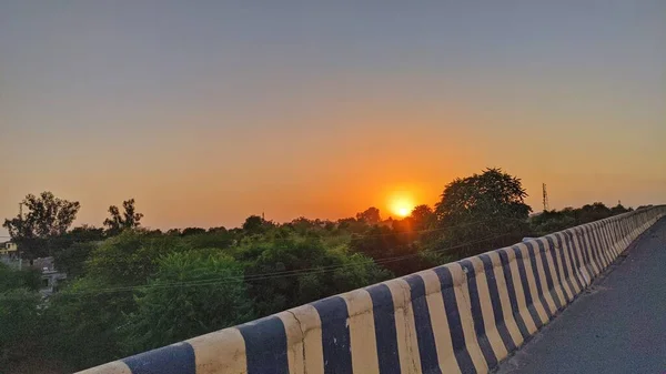 Nouvelle Autoroute Asphaltée Vide Beaux Nuages Ciel Coucher Soleil — Photo