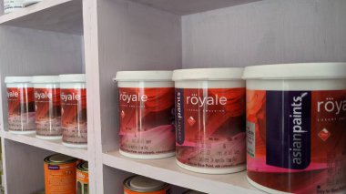 29 Ekim 2020: Reengus, Jaipur, Hindistan / Büyük Hint festivali sezonu, farklı türde duvar boyalarıyla donanım mağazası yenileme çalışmaları.