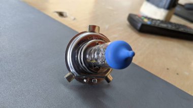 Reengus, Jaipur, Hindistan - 20 Ağustos 2020; mavi camlı halojen araba farı ampulü.