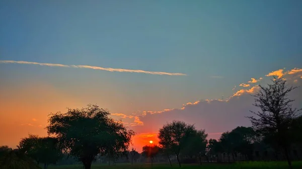 Vista Avermelhada Pôr Sol Com Fundo Céu Nublado Dramático Conceito — Fotografia de Stock