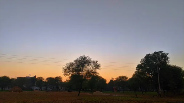 Pôr Sol Dramático Com Vista Colorida Dourada Céu Escuridão Espalhando — Fotografia de Stock