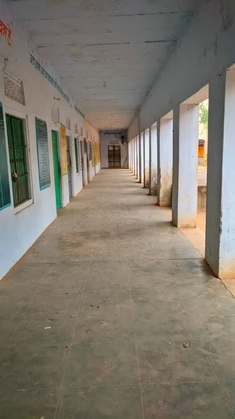 Hermosa Vista Del Pasillo Escolar Vacío Con Puertas Cerradas Abiertas —  Fotos de Stock