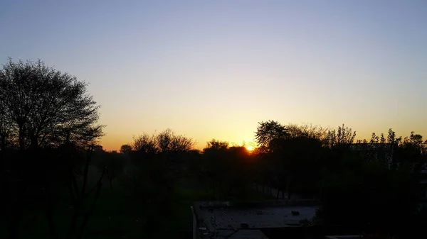 Schöne Farbige Sonnenuntergang Und Luxus Goldene Sonnenstrahlen Blick Dunkelheit Scheint — Stockfoto