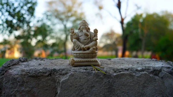 Brown Marble Idol Lord Ganesha Isolated Rough Cement Column Blurred — Stock Photo, Image