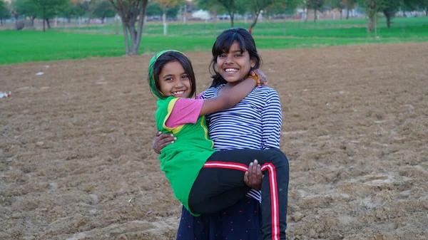 2020年1月1日 印度斋浦尔Reengus 美丽的微笑的小女孩抱着他的妹妹在腿上 姐妹俩感情的流露 — 图库照片