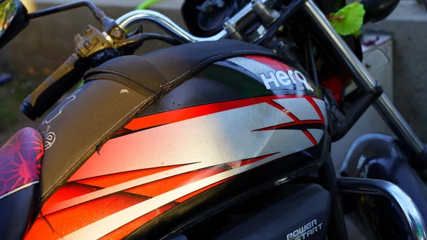 2020年1月 インド ジャイプール州マホリ市 オートバイの装飾された英雄のロゴビューを魅了します 魅力的なサイドビューボールドフォントスタイルの燃料タンクのヒーローロゴ — ストック写真