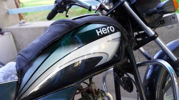 Ocak 20- Mahroly, Jaipur, Hindistan. Kahraman Motosiklet logosuna odaklan, yakıt tankına basılı. İki tekerlekli motosiklette çekici, kalın bir logo..