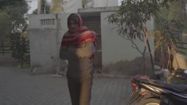 22 Kasım 2020: Reengus, Jaipur, Hindistan. Sabah vakti, kendine güvenen Hintli adam kış mevsiminde yün şal ya da battaniye ile kendini örtüyor. Kuzey Hindistan 'da aşırı soğuk bir kavram..