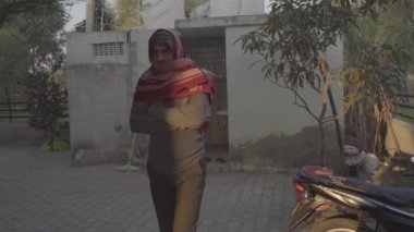 22 Kasım 2020: Reengus, Jaipur, Hindistan. Sabah vakti, kendine güvenen Hintli adam kış mevsiminde yün şal ya da battaniye ile kendini örtüyor. Kuzey Hindistan 'da aşırı soğuk bir kavram..