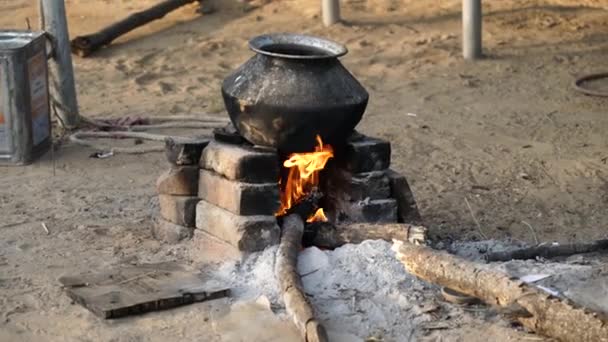 Fogão Lenha Rústico Vista Com Aquecimento Chamas São Amareladas Avermelhadas — Vídeo de Stock