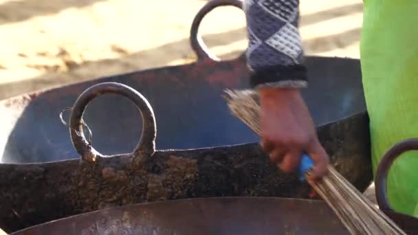 Filmagem seletiva de Big Black Caldeirão, limpeza tradicionalmente ornamentado mulher indiana. — Vídeo de Stock