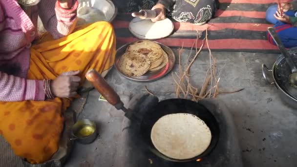 Dos mujeres indias que se preparan para cocinar alimentos en la estufa de barro con la manera tradicional. Vista redonda de Chapati o Roti. — Vídeos de Stock
