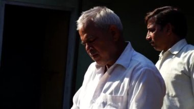 Erkek El 'in mor soğan halkalarını bıçakla soyarken üst görüntüsü. Profesyonel Aşçı, soğanın dış katmanını ortaya çıkarıyor..
