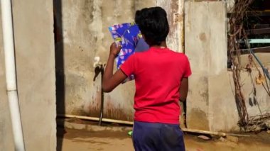 Makar Sakranti ya da Kite festivalinde uçurtma uçuran küçük bir çocuk. Neşeli çocuk uçurtma uçurmayı öğreniyor.