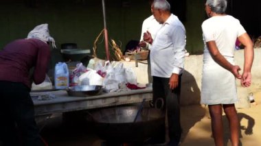 Hintliler iş yerinde şeker ve yaşlı şekerci ya da Halwai tüttürmeye hazırlanıyor..