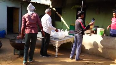 Bir aile töreni için birleşen Hintli aile üyelerinin yavaş çekim görüntülerini çek. Kırsal Hint Hayatı konsepti.